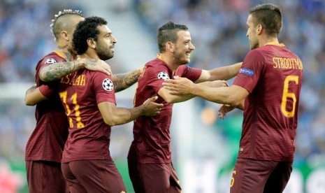 Para pemain AS Roma merayakan gol ke gawang Porto.