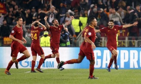 Para pemain AS Roma merayakan gol Kostas Manolas ke gawang Barcelona yang mengantarkan i Lupi lolos ke semifinal Liga Champions. Akhir pekan ini, Roma akan melawan Lazio pada lanjuta Serie A.