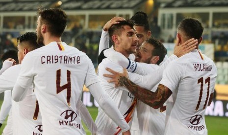 Para pemain AS Roma merayakan gol Lorenzo Pellegrini (tengah) ke gawang Parma di 16 besar Coppa Italia.