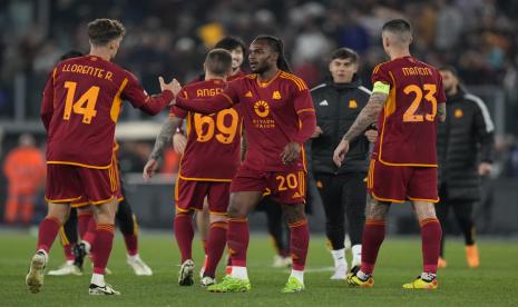 Para pemain AS Roma merayakan kemenangan atas AC Milan di Liga Europa.