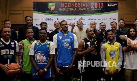 Para pemain asing dan para tokoh pendukung Indonesian Baseketball League (IBL) berfoto usai memberikan keterangan terkait pelaksanaan IBL 2017 di Jakarta, Selasa(10/1).