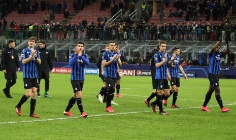 Para pemain Atalanta memberikan salam hormat kepada para pendukungnya setelah memetik kemenangan 4-1 atas Valencia pada leg pertama babak 16 besar LIga Champions.