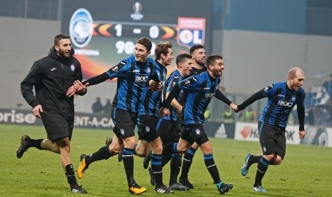 Para pemain Atalanta merayakan kemenangan bersama para pendukungnya pada laga terakhir Grup E Liga Europa, Jumat (8/12) dini hari WIB. Atalanta mengalahkan Olympique Lyon 1-0 di Stadion Mapei, Reggio Emilia, Italia.