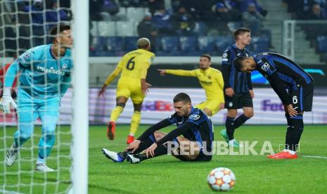 Para pemain Atalanta terlihat sedih setelah Villarreal mencetak gol dalam pertandingan sepak bola grup F Liga Champions antara Atalanta dan Villarreal di Bergamo, Italia,  Jumat (10/12) WIB.