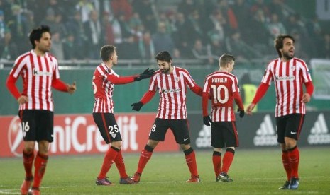 Para pemain Athletic Bilbao merayakan gol ke gawang Rapid Wina.