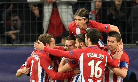 Para pemain Atletico Madrid merayakan gol ke gawang Bayer Leverkusen pada leg pertama babak 16 besar Liga Champions di Bay Arena, Rabu (22/2) dini hari WIB.