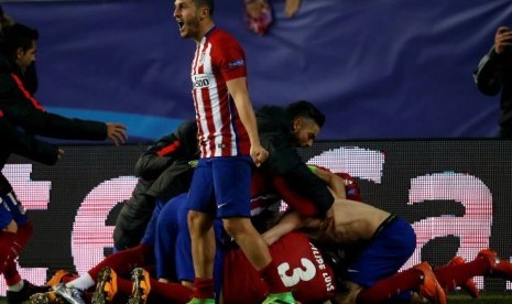 Para pemain Atletico Madrid merayakan kemenangan atas PSV Eindhoven lewat adu penalti.