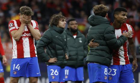 Para pemain Atletico Madrid tampak kecewa seusai laga timnya melawan Manchester City di Wanda Metropolitano, Kamis (14/4/2022).