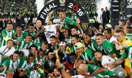 Para pemain Atletico Nacional merayakan gelar juara Copa Libertadores 2016.