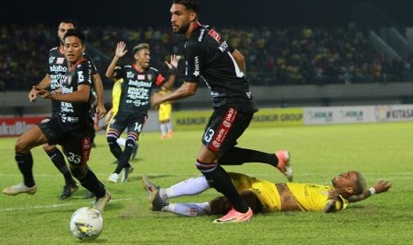 Para pemain Bali United (baju hitam) saat menghadapi Barito Putera.