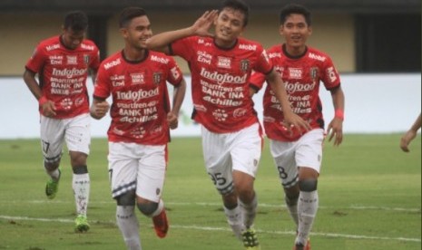 Para pemain Bali United merayakan gol ke gawang PSPS pada Piala Presiden 2018.