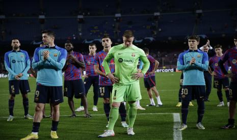  Para pemain Barcelona berdiri dengan sedih saat bertepuk tangan kepada para penggemar di akhir pertandingan sepak bola Grup C Liga Champions antara Barcelona dan Bayern Muenchen di Stadion Camp Nou di Barcelona, Spanyol, Rabu, 26 Oktober 2022. Barca kalah 0-3 di laga itu.