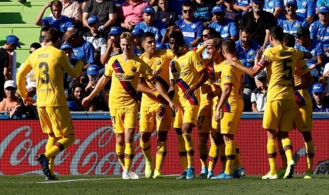 Para pemain Barcelona merayakan gol ke gawang Getafe.