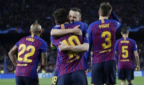 Para pemain Barcelona merayakan gol ke gawang Lyon.