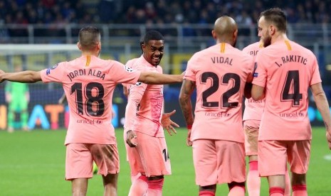 Para pemain Barcelona merayakan gol Malcom ke gawang Inter Milan.