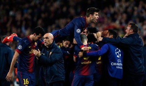 Pemain Barcelona melakukan selebrasi.