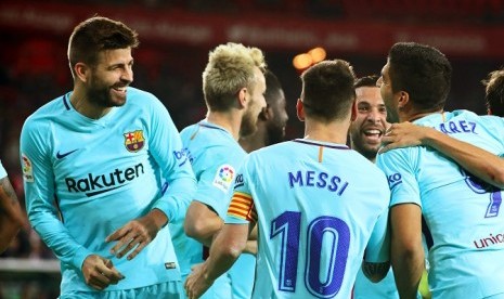 Para pemain Barcelona merayakan keunggulan 2-0 atas Athletic Bilbao.