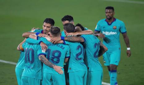 Para pemain Barcelona merayakn gol ke gawang Villarreal.