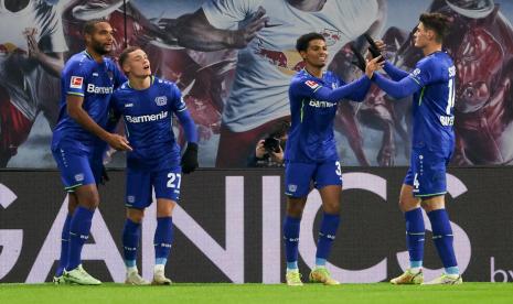 Para pemain Bayer Leverkusen merayakan gol Florian Wirtz (kedua dari kiri) pada laga lanjutan Bundesliga melawan RB Leipzieg di Red Bull Arena, Ahad (28/11). Leverkusen menang 3-1.