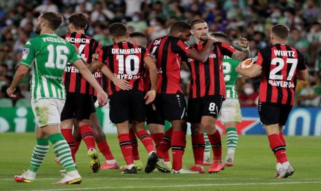 Para pemain Bayern Leverkusen merayakan gol ke gawang Real Betis.