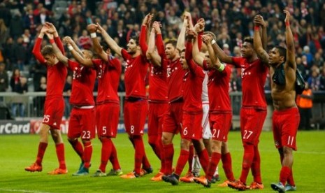 Para pemain Bayern Muenchen memberikan penghoratan kepada pendukung mereka usai menaklukkan Arsenal 5-1.