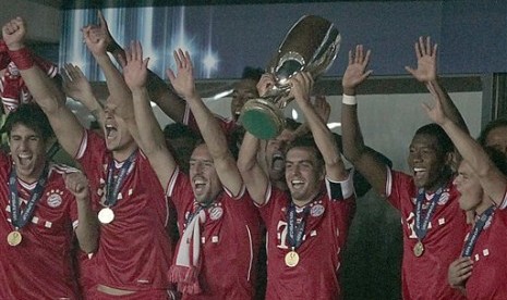 Para pemain Bayern Muenchen mengangkat trofi Piala Super Eropa 2013.