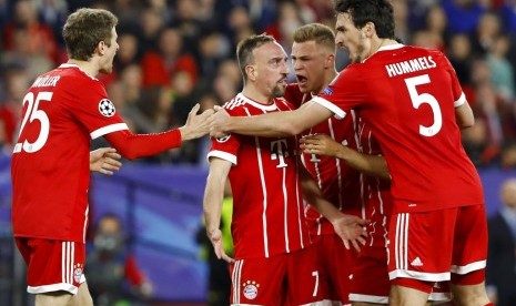 Para pemain Bayern Muenchen merayakan gol ke gawang Sevilla pada laga perempat final Liga Champions di Ramon Sanchez Pizjuan, Rabu (4/4) dini hari WIB. Muenchen menang 2-1.