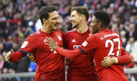 Para pemain Bayern Muenchen merayakan gol ke gawang Vfb Stuttgart.