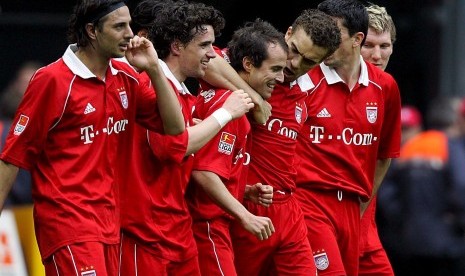 Para pemain Bayern Muenchen merayakan gol Mehmet Scholl (kedua kanan) pada sebuah laga Bundesliga, Mei 2006 silam. Scholl mengkritik performa pemain muda Muenchen pada musim ini.