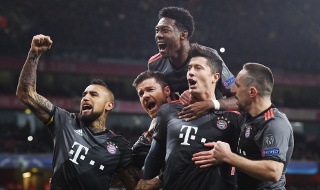 Para pemain Bayern Muenchen merayakan gol Robert Lewandowski (kedua kanan) pada laga Liga Champions lawan Arsenal di stadion Emirates, Rabu (8/3) dini hari WIB. Muenchen menang 5-1.