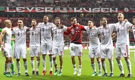 Para pemain Bayern Muenchen merayakan keberhasilan lolos ke final DFB Pokal.