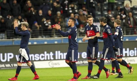 Pertandingan Bayern Muenchen di Bundesliga musim lalu yang masih dihadiri penonton di stadion (ilustrasi). Politisi Jerman menentang Bundesliga musim depan yang mengizinkan penonton datang ke stadion.