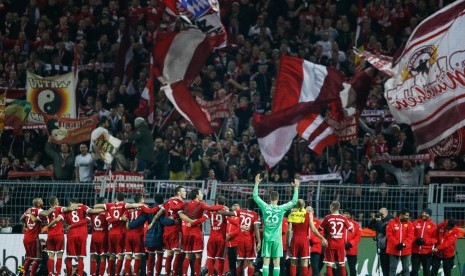 Para pemain Bayern Muenchen merayakan kemenangan 3-1 atas Borussia Dortmund di Signal Iduna Park, Ahad (5/11) dini hari WIB.