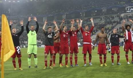 Para pemain Bayern Muenchen merayakan kemenangannya atas Juventus pada leg kedua perempat final melawan Juventus di Turin, Kamis (11/4) dini hari WIB. Muenchen menang 2-0 dan berhak lolos ke semifinal karena unggul agregat 4-0.