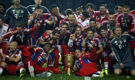 Para pemain Bayern Muenchen saat merayakan raihan gelar Piala Liga Jerman (DFB Pokal).