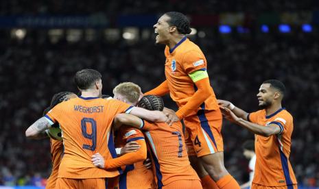 Para pemain Belanda merayakan gol Stefan de Vrij ke gawang Turki pada babak perempat final Euro 2024 di Dusseldorf Arena, Ahad (7/7/2024) dini hari WIB.