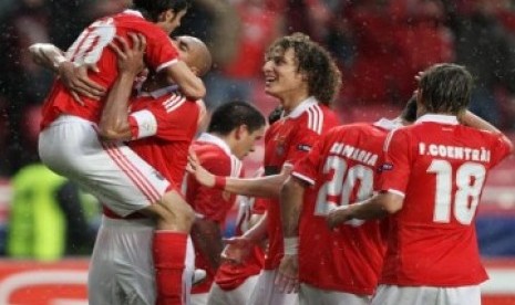 Para pemain Benfica merayakan kemenangan.