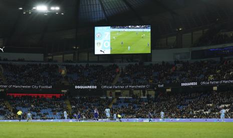 Para pemain beraksi selama pertandingan sepak bola Liga Premier Inggris antara Manchester City dan Leeds United di stadion Etihad di Manchester, Inggris, Rabu (15/12).