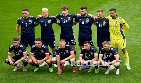 Para pemain Skotlandia  berbaris sebelum pertandingan grup D kejuaraan sepak bola Euro 2020 antara Skotlandia dan Republik Ceko di stadion Hampden Park di Glasgow,  Senin (14/6).