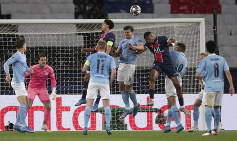  Para pemain berebut sundulan pada pertandingan leg pertama semifinal Liga Champions antara Paris Saint Germain dan Manchester City di stadion Parc des Princes, di Paris, Prancis, Rabu, 28 April 2021.