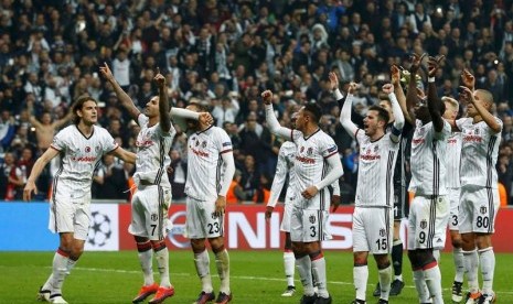 Para pemain Besiktas berterima kasih kepada publik Vodafoen Arena yang mendukung mereka sehingga berhasil bangkit dari ketertinggalan tiga gol untuk menyamakan kedudukan 3-3 lawan Benfica.