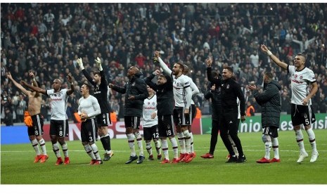 Para pemain Besiktas memberikan penghormatan kepada pendukung mereka dan merayakan keberhasilan lolos ke babak 16 besar Liga Champions usai menahan Porto 1-1, Rabu (22/11) dini hari WIB.