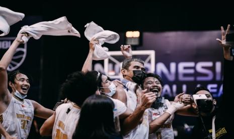 Para pemain Bima Perkasa Jogja merayakan keberhasilan lolos play-off IBL 2021.