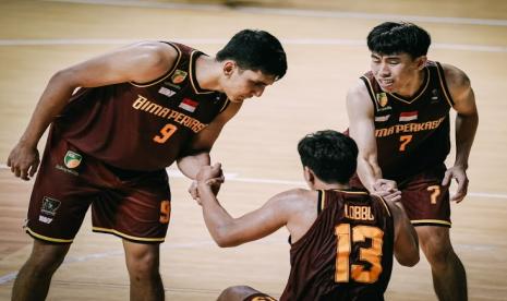 Para pemain Bima Perkasa Jogja saat menghadapi Bumi Borneo Pontianak di Seri 3 IBL 2023. Bima Perkasa menang 70-59.