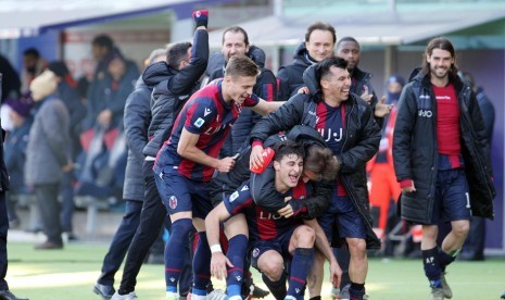 Para pemain Bologna meluapkan kegembiraan setelah Riccardo Orsolini (bawah) mencetak gol penyeimbang ke gawang Fiorentina. Bologna menahan imbang Fiorentina 1-1.