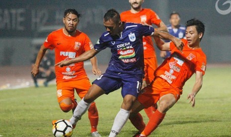 Para pemain Borneo FC mengepung pemain PSIS, Aldaeir Makatindu.