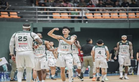 Para pemain Borneo Hornbills merayakan kemenangan atas Dewa United dalam pertandingan pertama putaran pertama playoff IBL 2024 di Bogor, Kamis (18/7/2024).