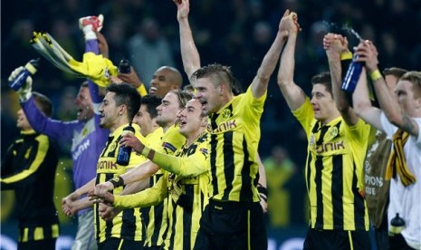  Para pemain Borussia Dortmund bersuka cita usai gol yang memastikan langkah mereka ke semifinal Liga Champions. Dortmund menang 3-2 pada leg kedua perempat final di Westfalenstadion, Rabu (10/4) dini hari WIB berkat dua gol dramatis di menit terakhir. 