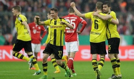 Para pemain Borussia Dortmund erayakan keberhasilan melaju ke final Piala Jerman setelah menyingkirkan Bayern Muenchen 3-2, Kamis (27/4) dini hari WIB.