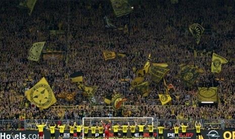 Suasana di dalam stadion Signal Iduna Park ketika masih menggelar pertandingan.